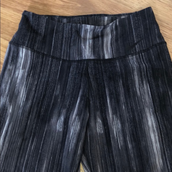 Women’s Cropped Nike Legging - Picture 4 of 5